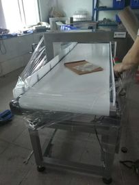 120W Conveyor Belt Metal Detector Untuk Kemasan Makanan Garansi 12 Bulan
